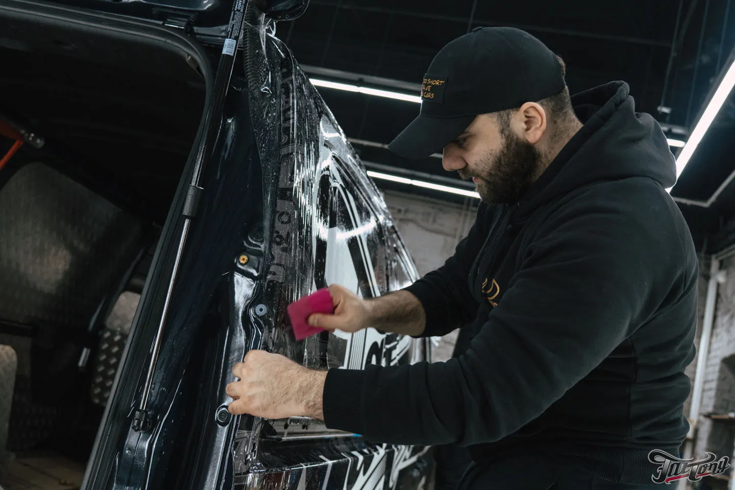 Разработали и реализовали дизайн-проект для Hyundai Staria, нового рабочего автомобиля Fat Tony! Как это было?